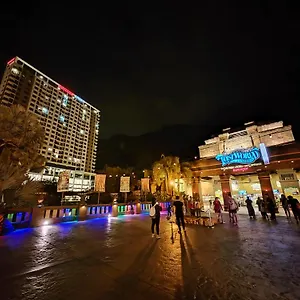 cozy-suite-with-270-degree-mountain-and-theme-park-views.ipoh-hotel.com/
